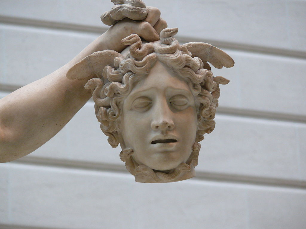 Estátia de Antonio Canova: detalhe da mão de Perseu segurando a Medusa. Metropolitan Museum.