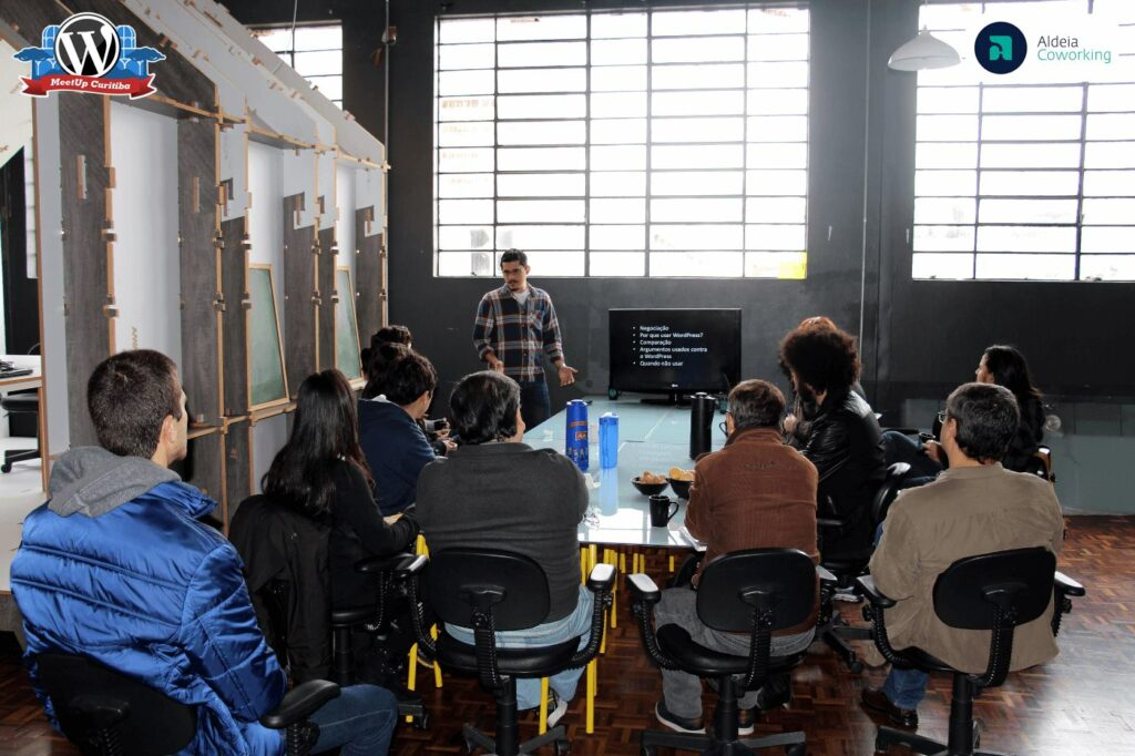 Felipe Elia palestrando sobre WordPress no meetup de Curitiba